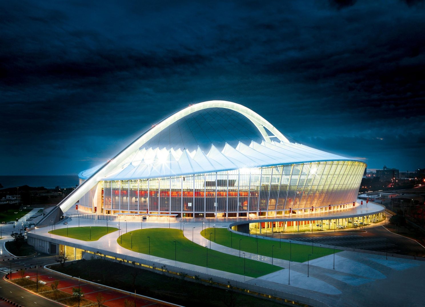 Стадионы примеры. Голландия архитектура спортсооружения. Красивый стадион. Крытые спортивные сооружения. Футбольный стадион снаружи.